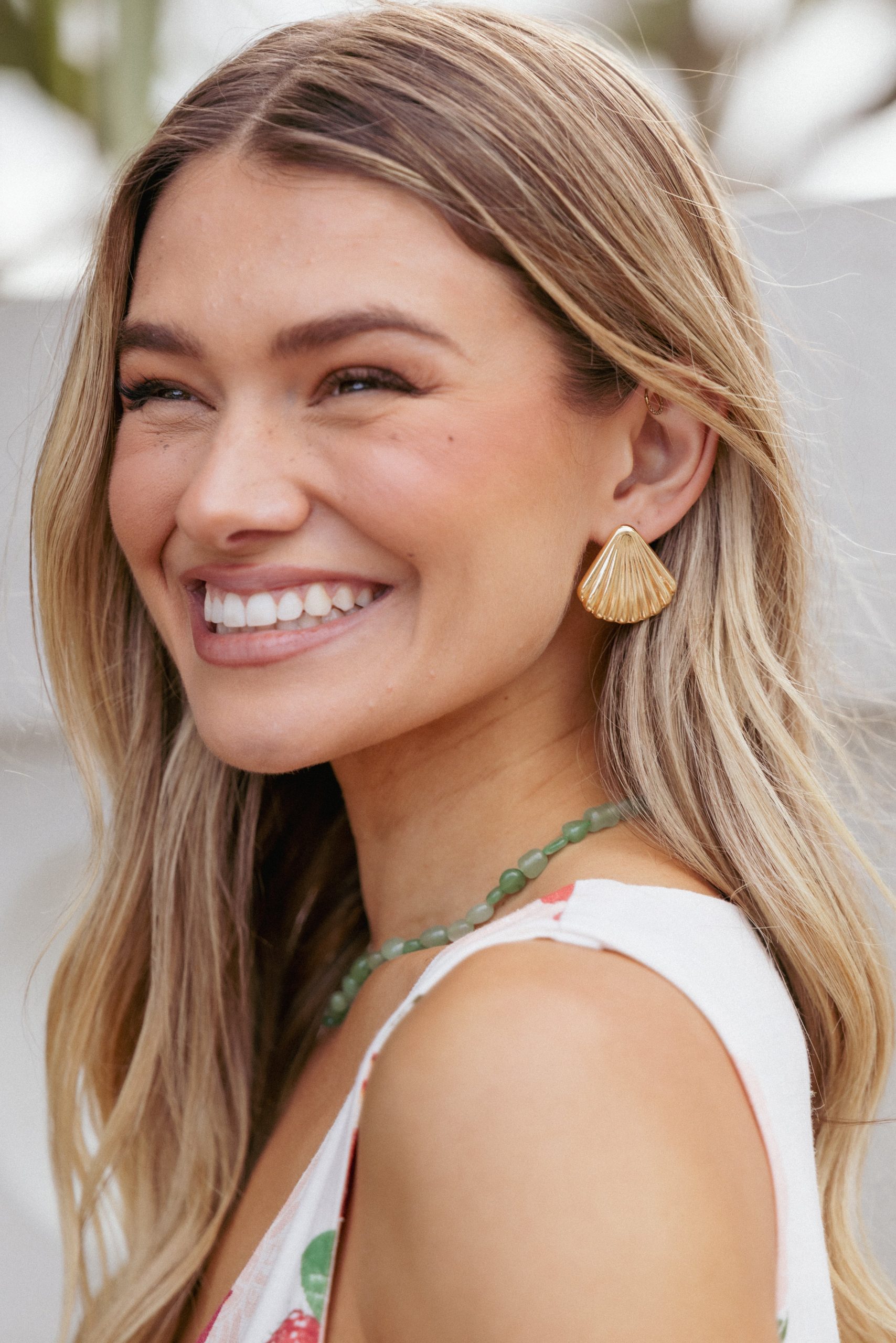 Shell Shaped Earrings - Gold - Image 4