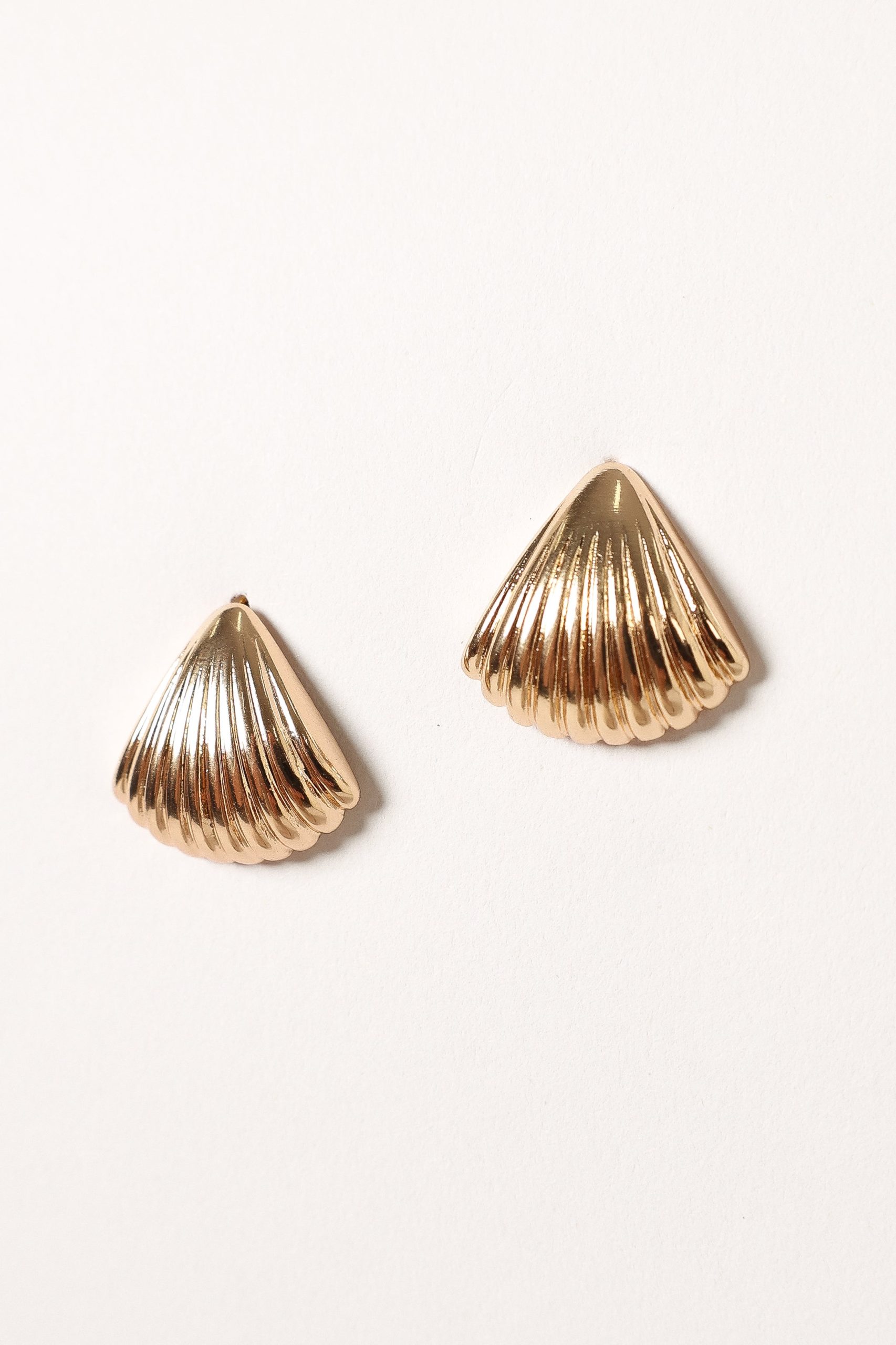 Shell Shaped Earrings - Gold - Image 3